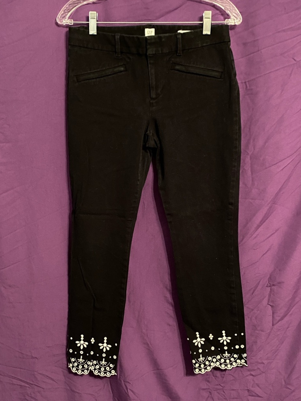 GAP Black Ankle Jeans with Floral Embroidered Hem. Size 6.